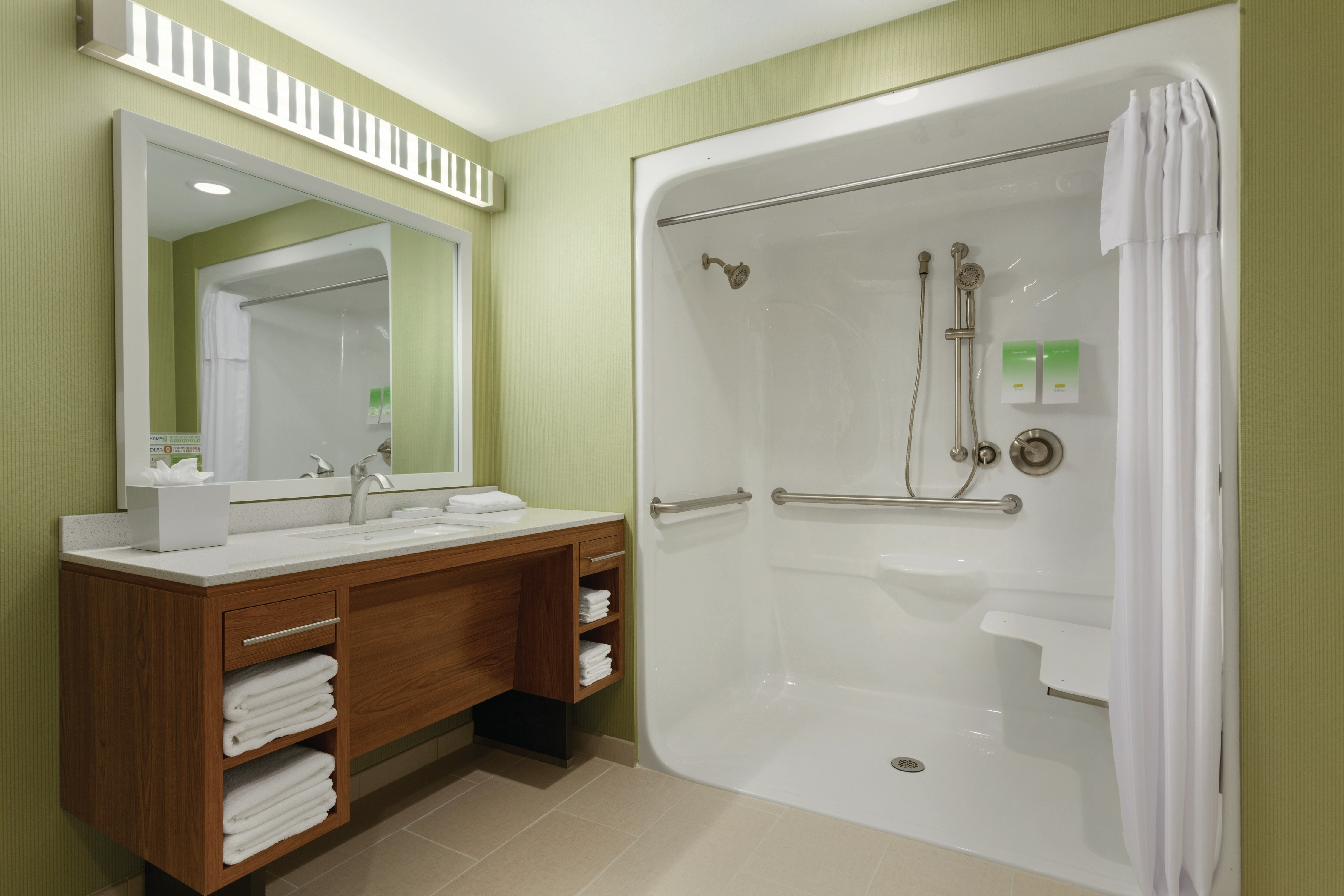 SUITE, QUEEN BED, ACCESSIBLE