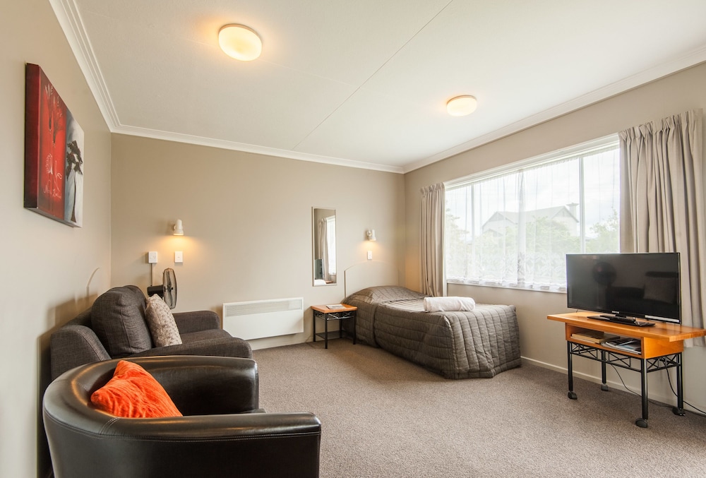 Manuka Crescent Motel 45/63