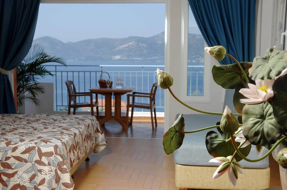 Thalassa Hotel 33/57