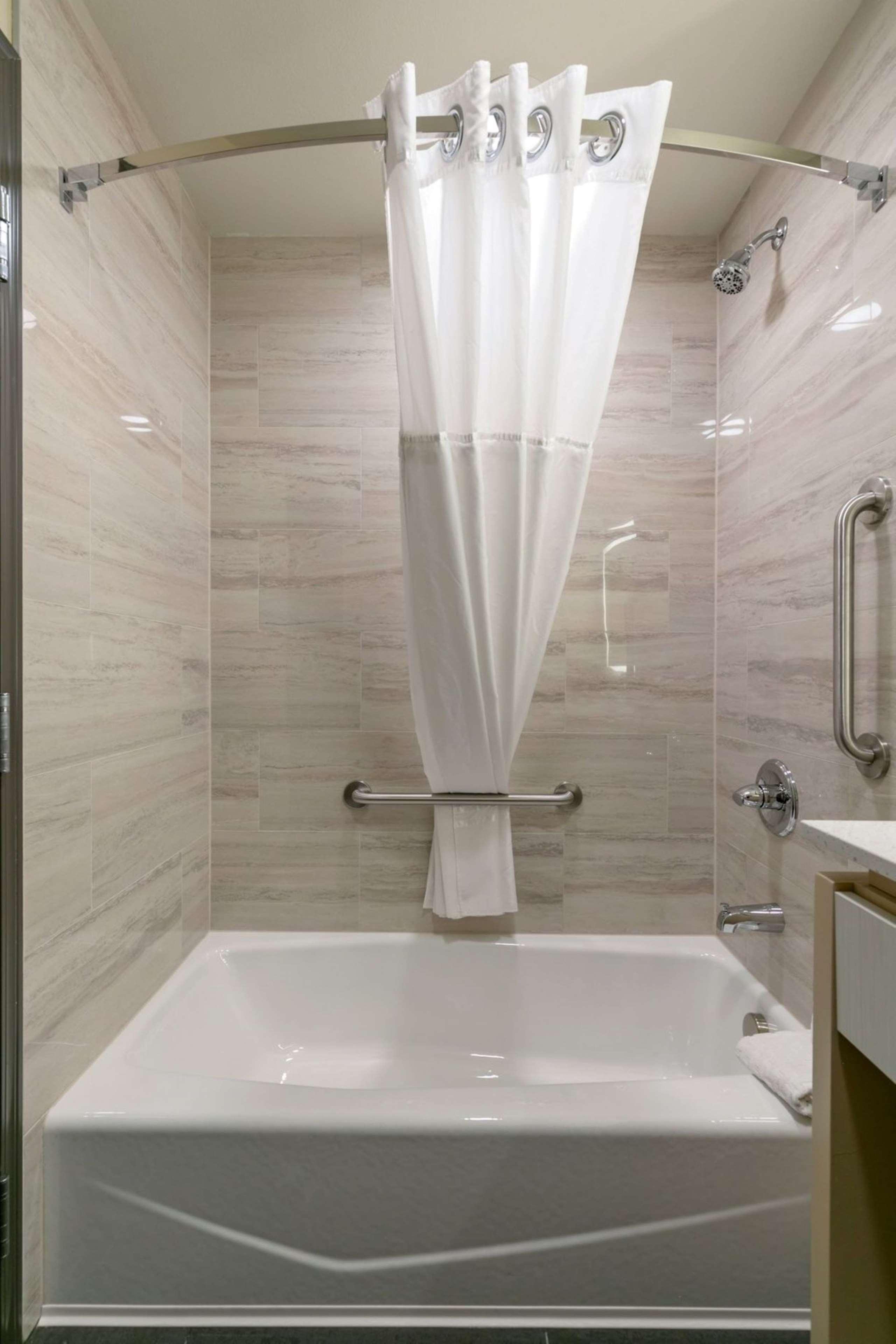 جناح بسرير كينج مع أريكة بمنطقة جلوس بحوض جاكوزي بمطبخ، Best Western Plus Executive Residency Fillmore Inn 2/4