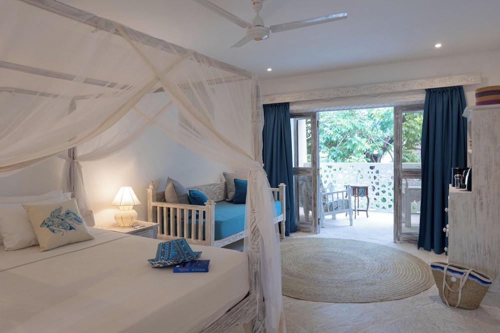 Chale Island Resort 25/70