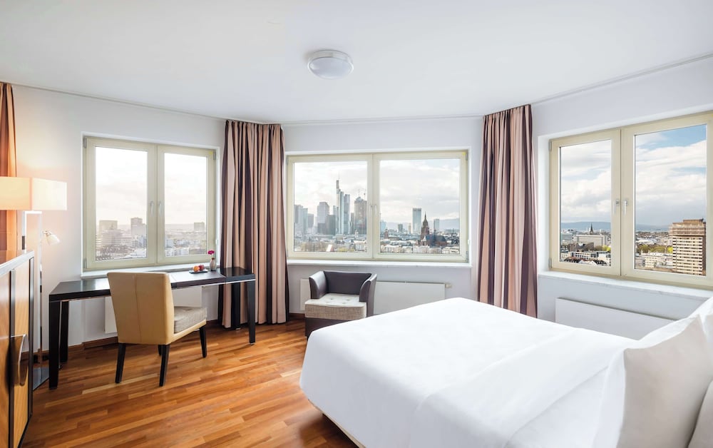 Room, Queen Bed, Skyline View