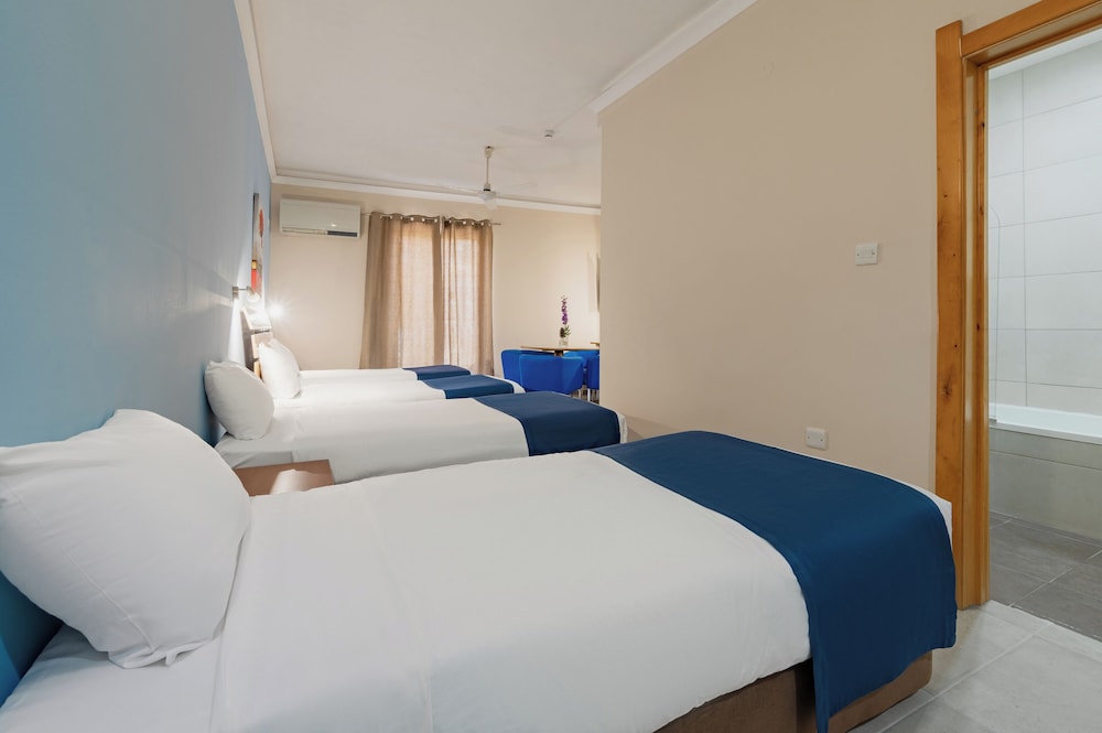 غرفة قياسية رباعية بسريرين منفصلين بإطلالة على المسبح بشرفة، Xemxija Bay Hotel (ex Porto Azzurro) 3/4