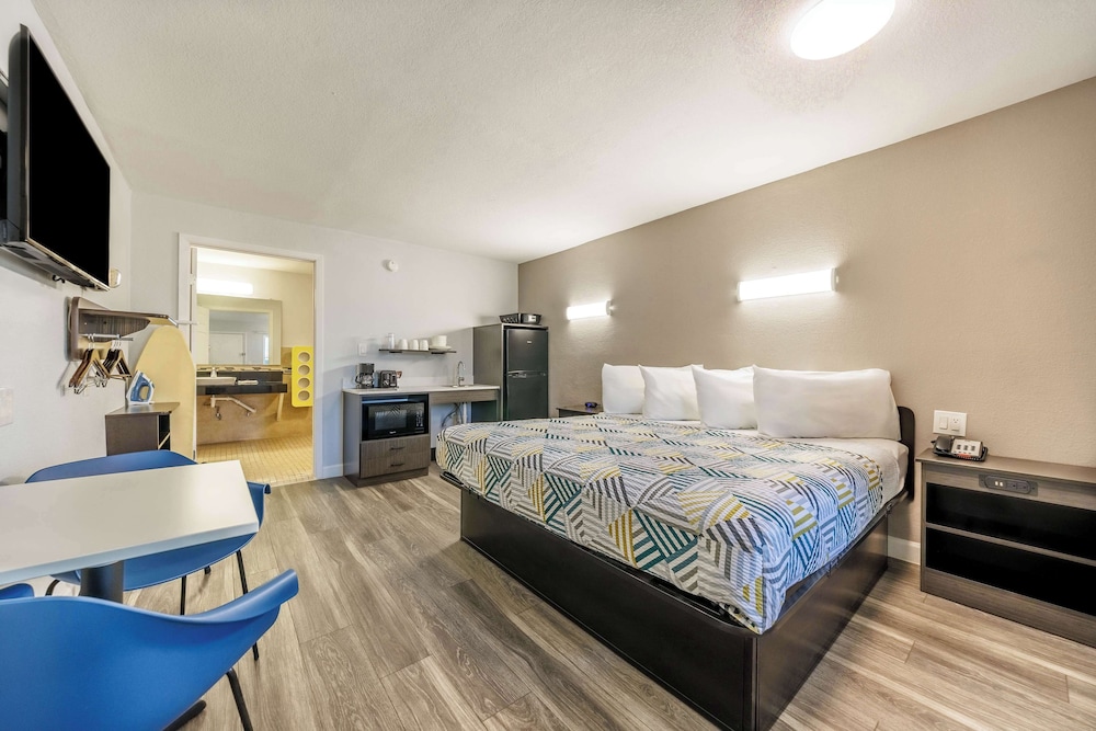 STANDARD, KING BED, ACCESSIBLE