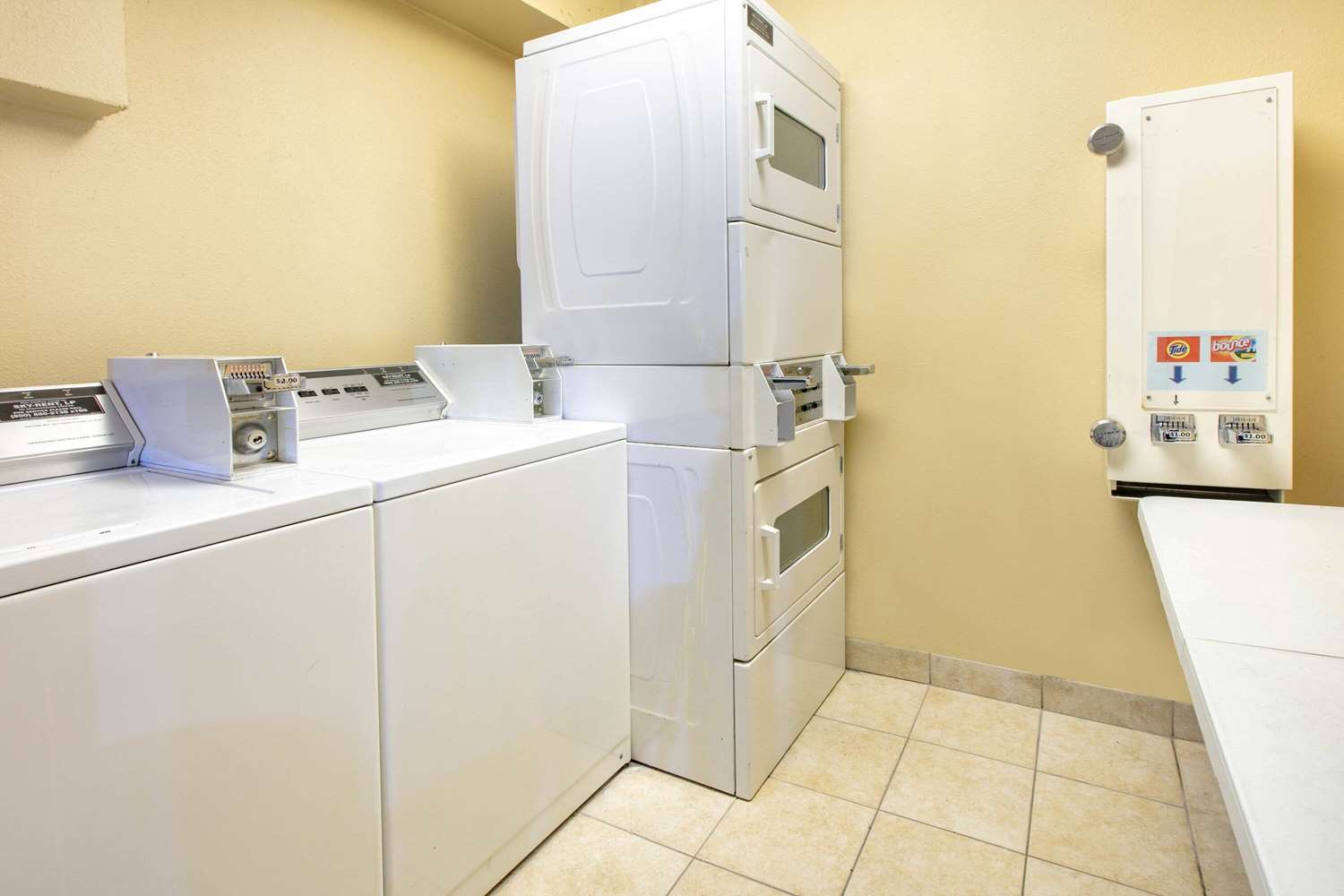 Days Inn Suites By Wyndham Arlington Near Six Flags 21/26