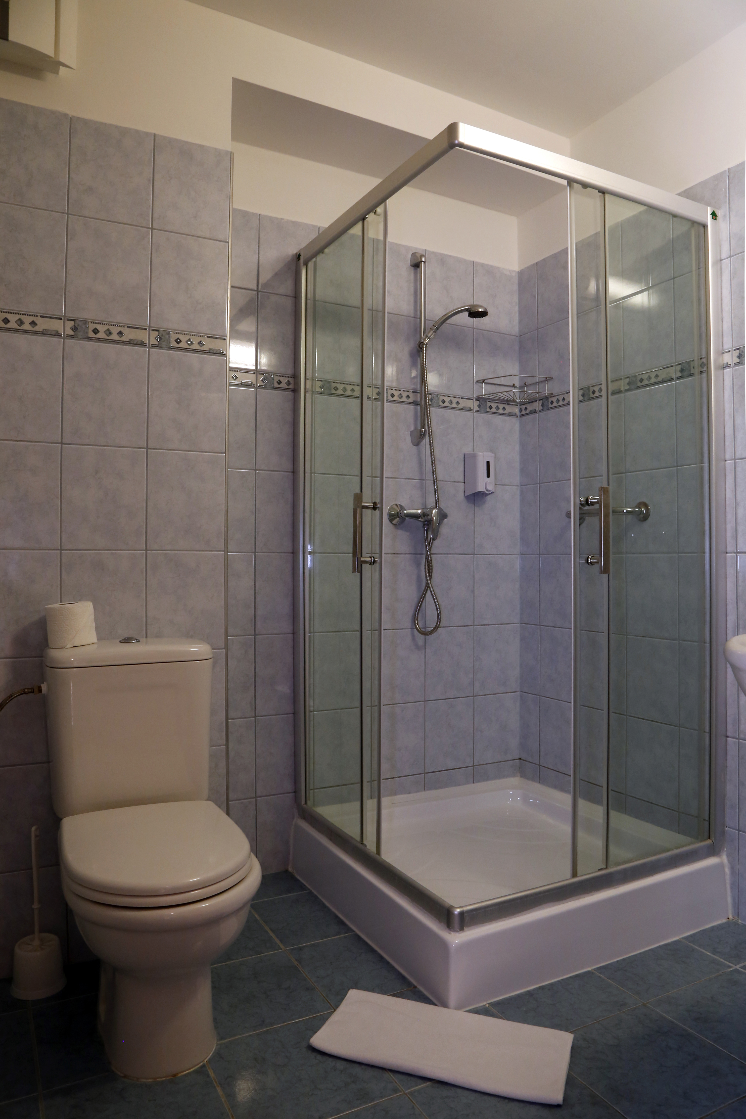غرفة قياسية بسرير كينج، Six Inn Hotel Budapest 2/3