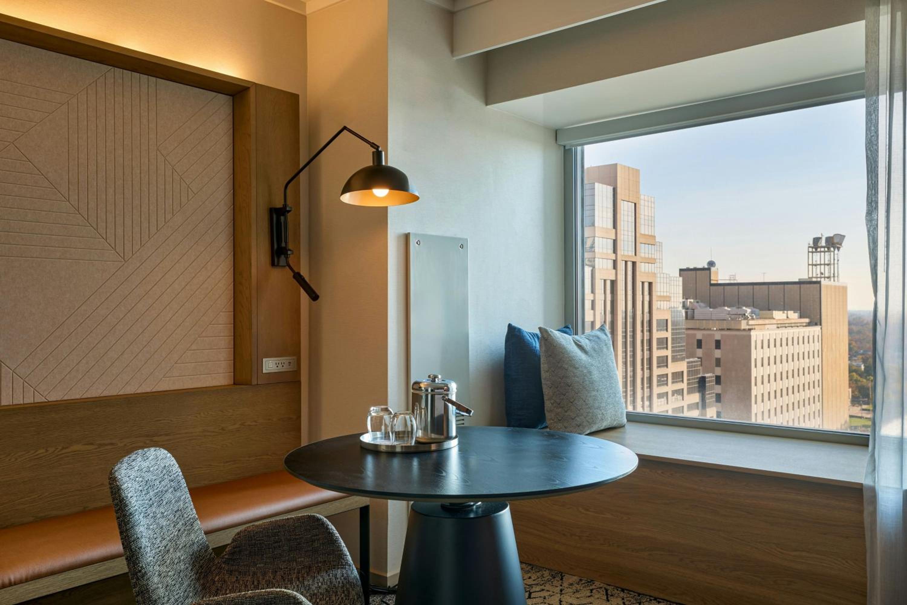 غرفة بسرير كينج بإطلالة على المدينة في طابق منخفض، Sheraton Grand Sacramento 8/8