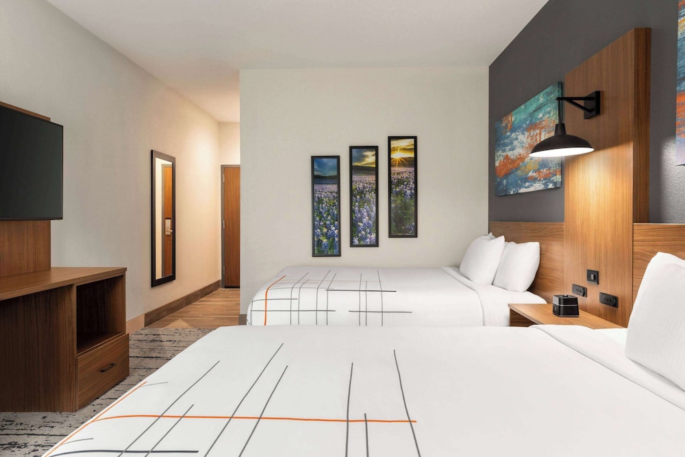 La Quinta Inn & Suites by Wyndham Austin South 24/53