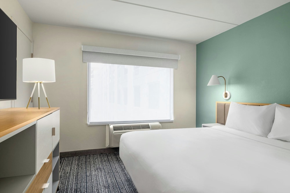 1 BEDROOM, SUITE