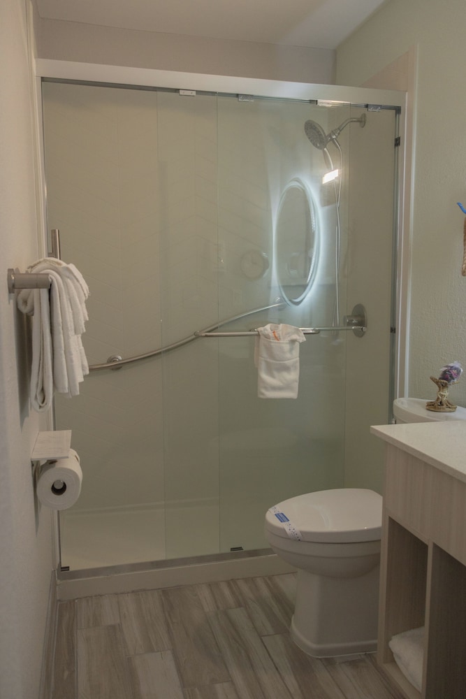 غرفة بسرير كوين مع أريكة، Outer Banks Inn 9/10