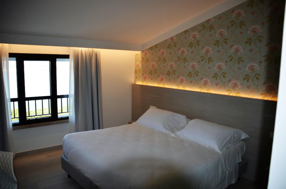 ROOM, DOUBLE OR TWIN BED
