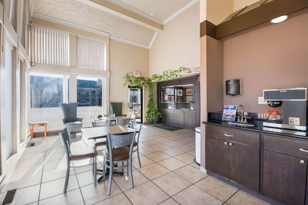 Econo Lodge Inn and Suites Oklahoma City 26/31