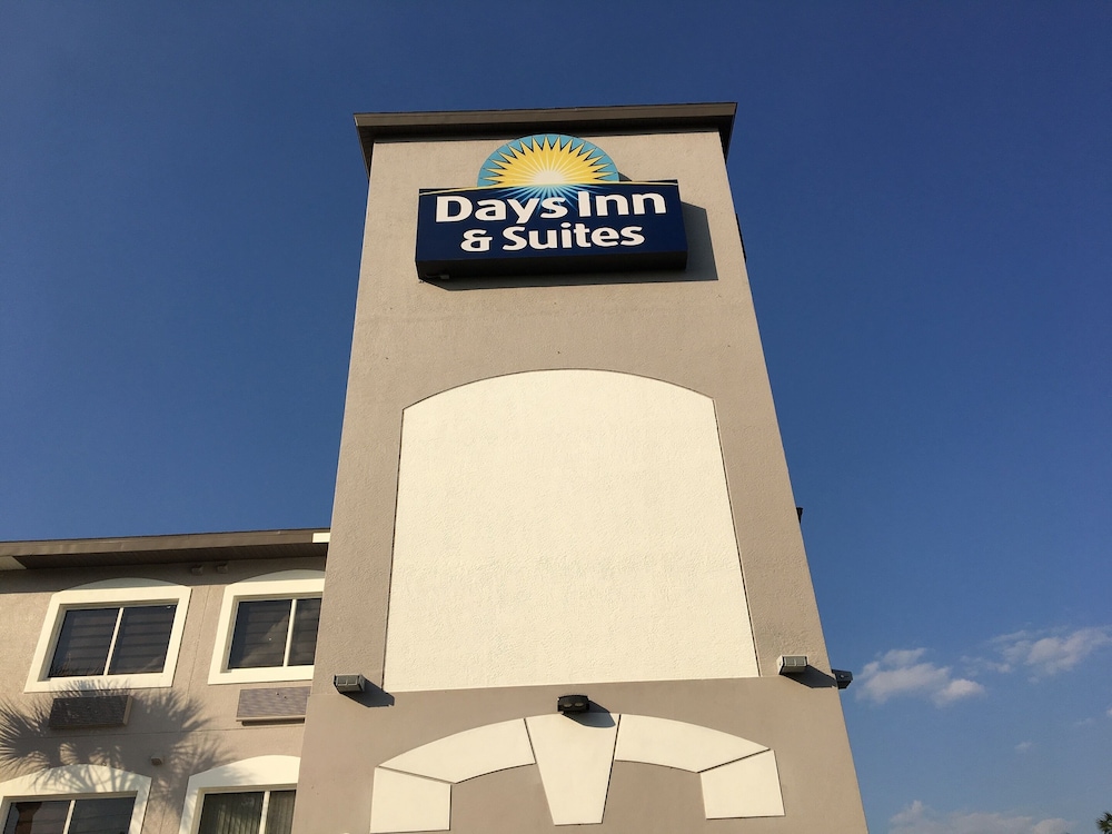 Days Inn & Suites By Wyndham Bonita Springs North Naples 1/28