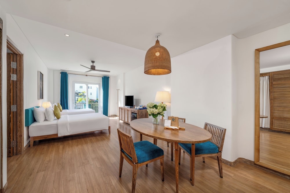 Suite, King and Twin Beds, Pool or City View, Balcony، Risemount Premier Resort Danang 5/9