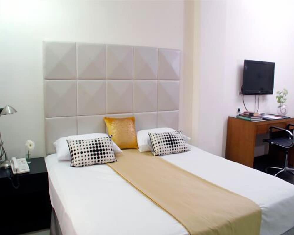 Hotel At Home Suites 18/40