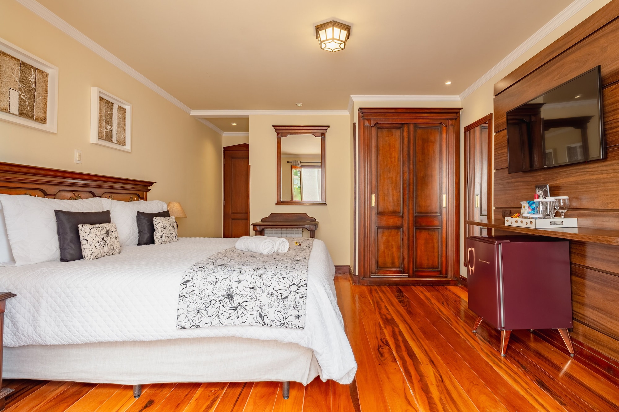 DELUXE, QUEEN BED