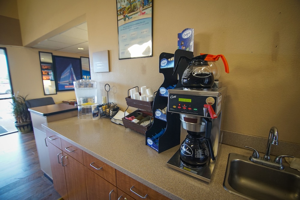Travelodge by Wyndham Colorado Springs Airport/Peterson AFB 31/44