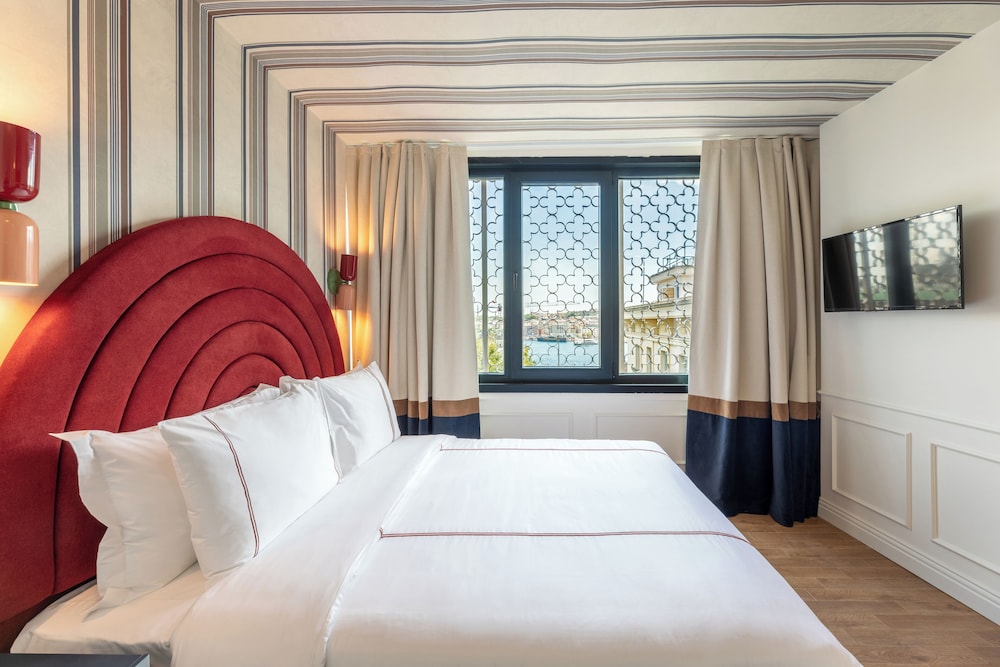 Khai Hotel Karakoy 23/60