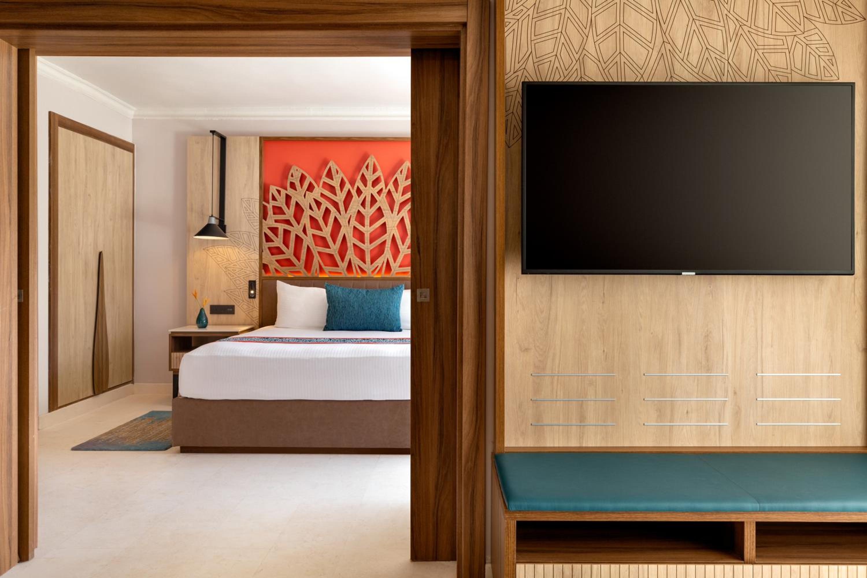 Preferred Club, Suite, King Bed, Garden View