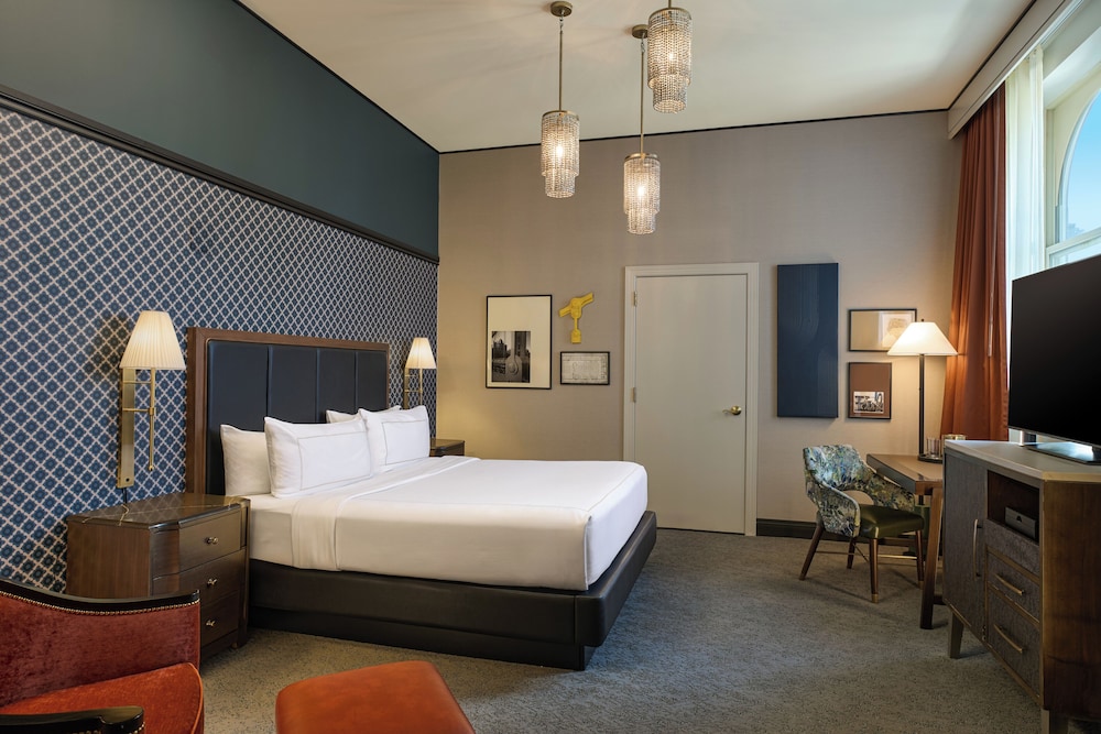 Room, King Bed, Partial River View, Lounge Access