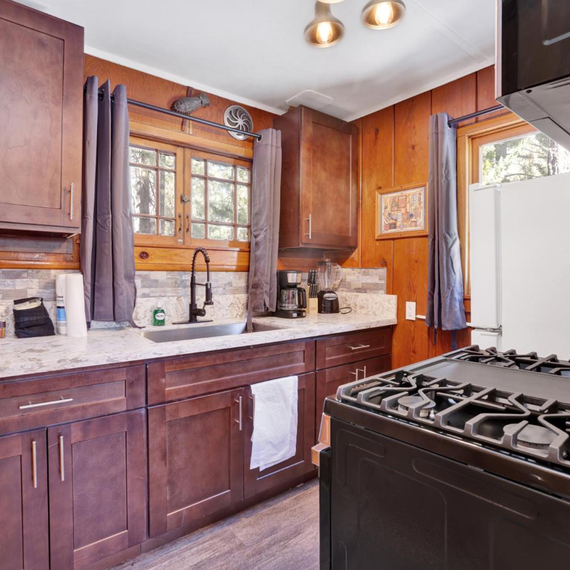 Little Pines Couples Lakeside Cabin by Big Bear Vacations 2/23