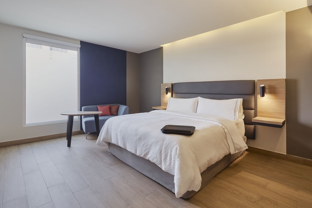 DELUXE, KING BED