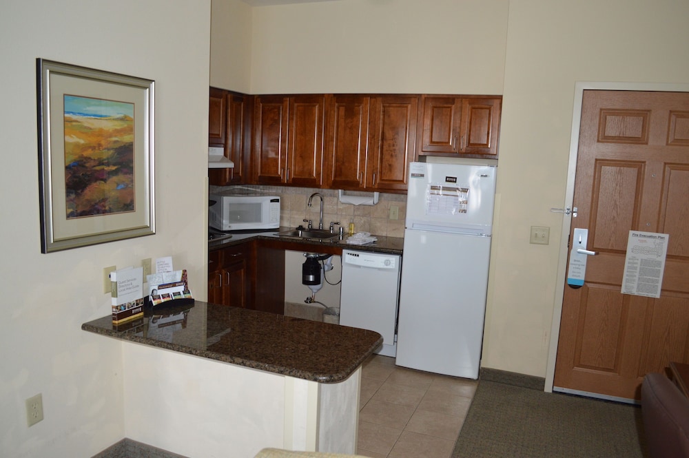 Staybridge Suites Milwaukee West-Oconomowoc 58/73