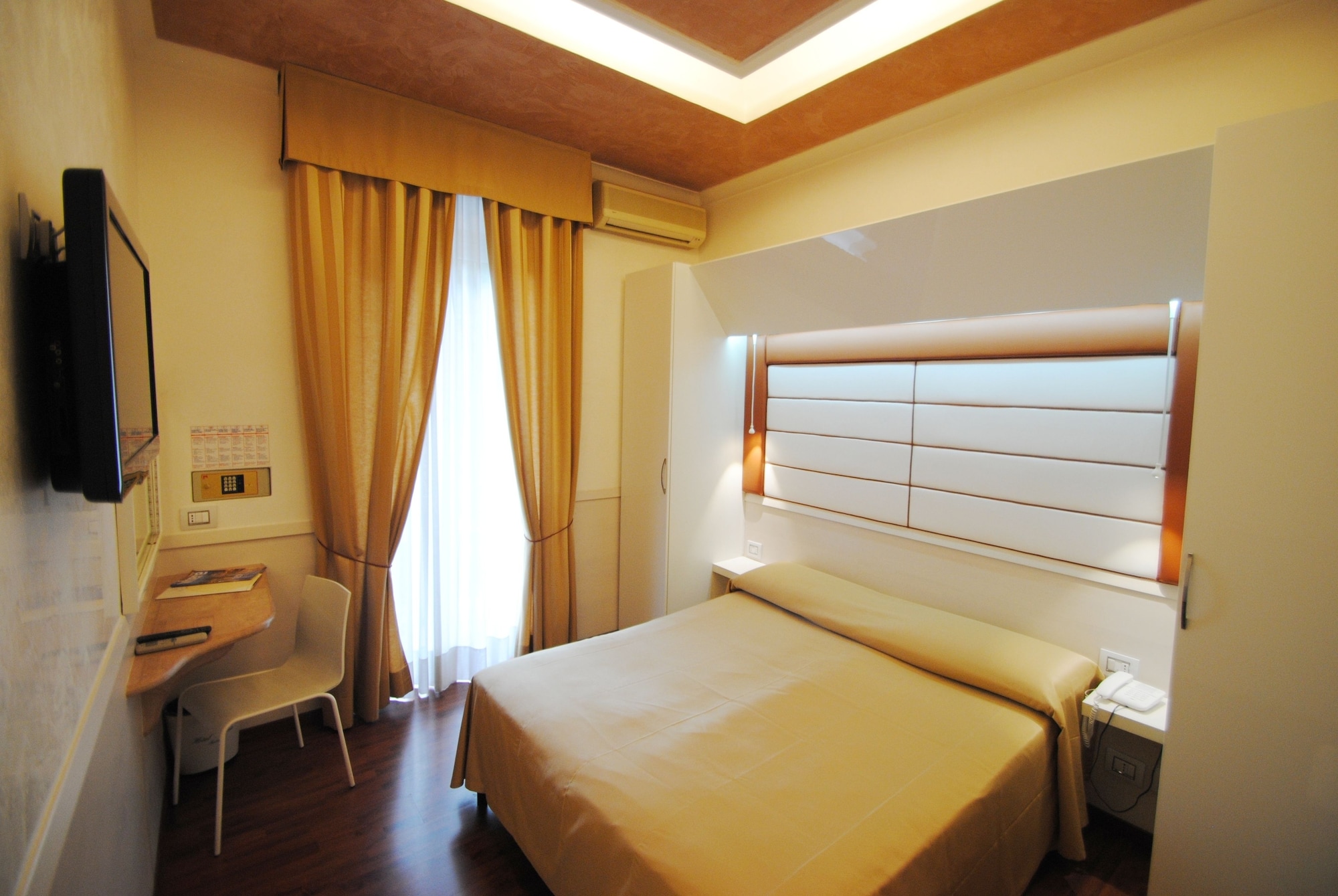 ROOM, DOUBLE OR TWIN BED