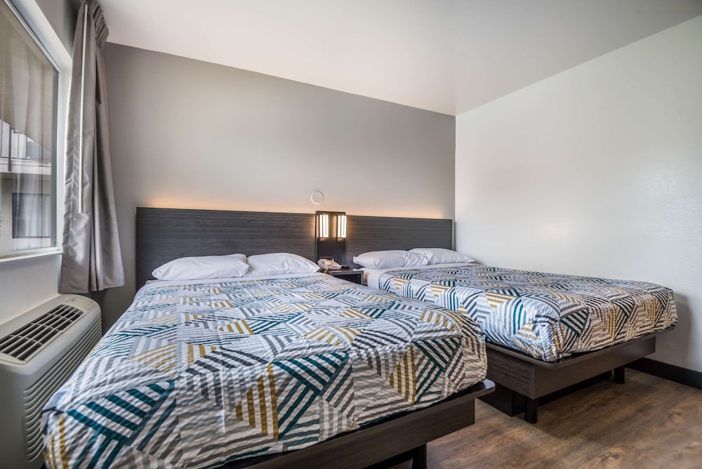 STANDARD, QUEEN BED, SMOKING