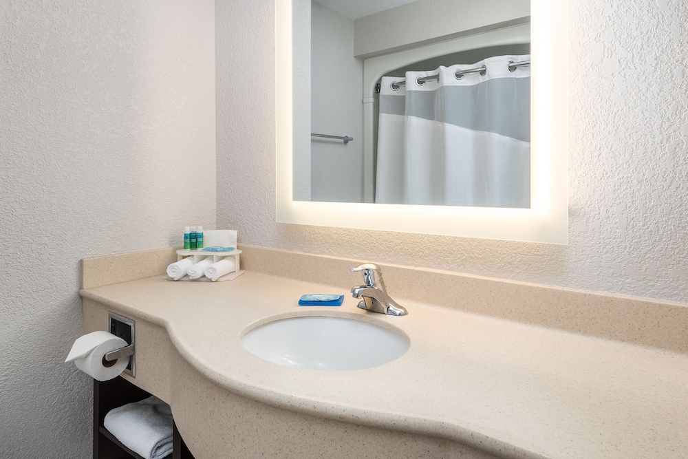 Best Western Plus 1000 Islands Hotel & Suites 6/24