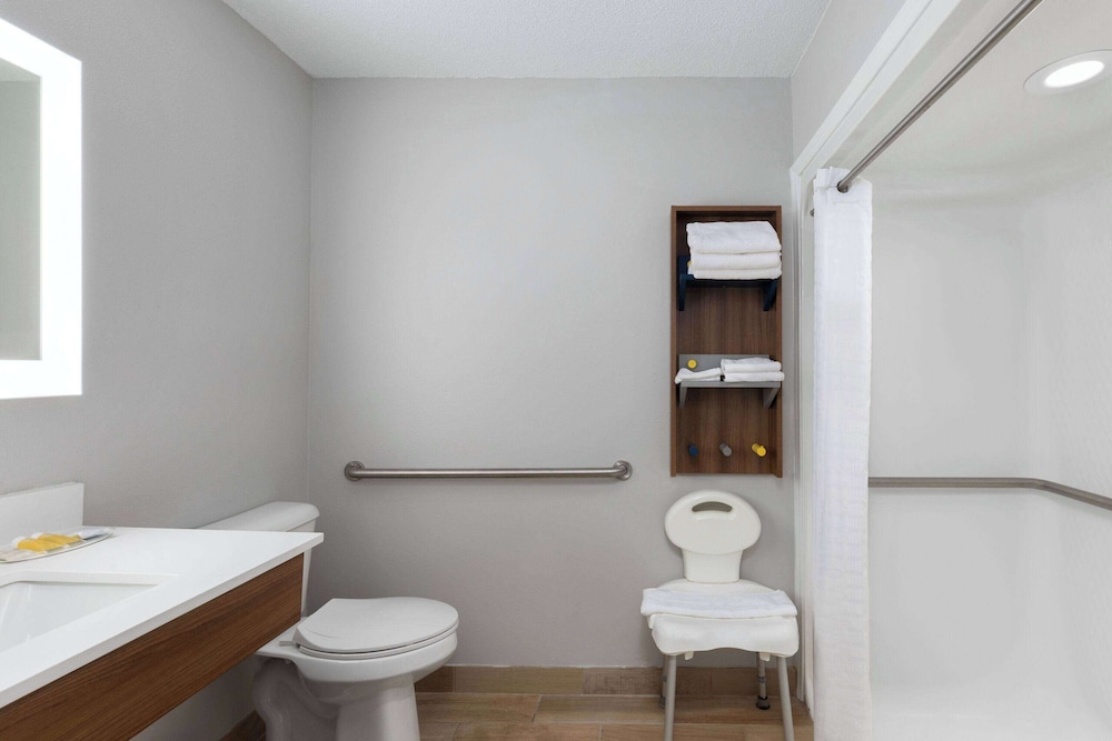 Microtel Inn & Suites by Wyndham Bowling Green 28/30