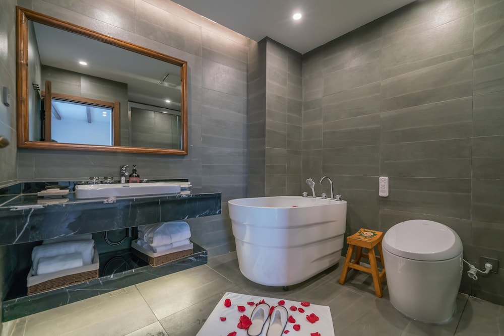 Lize Graceland Artistic Suite Inn 49/50
