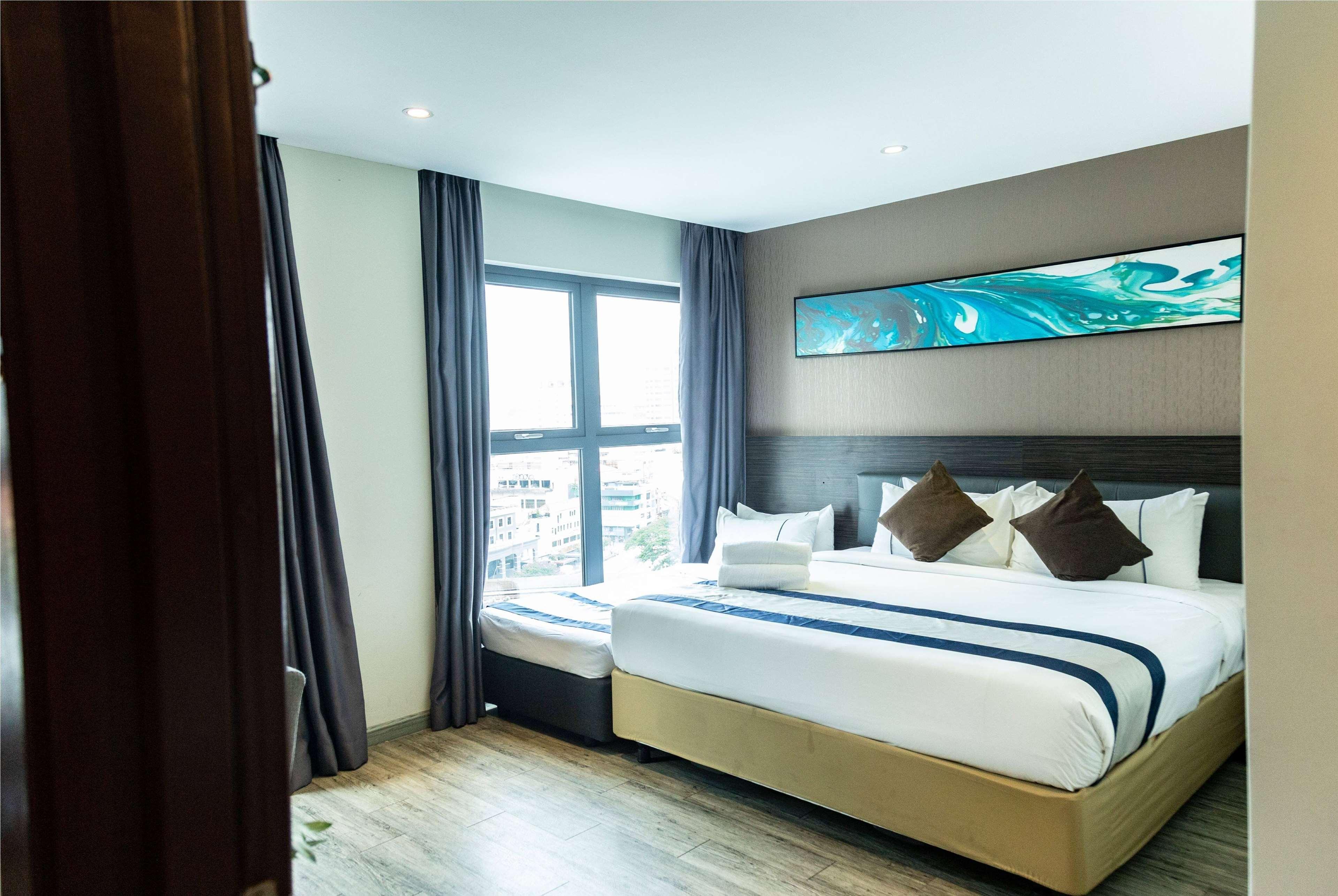 Room, 1 Queen and 1 Single Bed