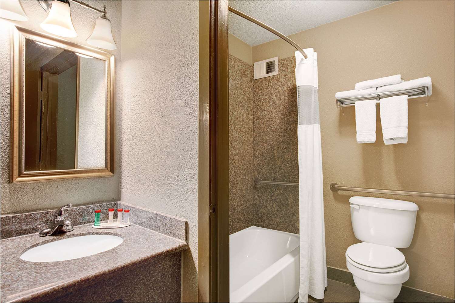 Red Lion Inn & Suites Houston IAH Airport 15/16