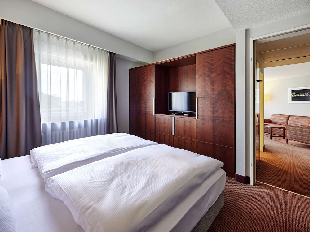 PRIVILEGE, SUITE, KING BED