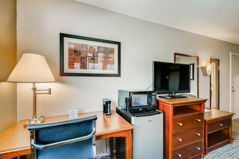 Orangewood Inn Suites Midtown 45/58