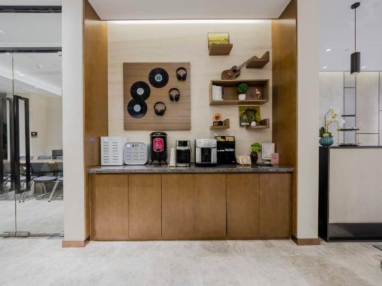 Home Inn Plus (Wuxi Zhongshan Road Shenglimen Metro Station) 18/57