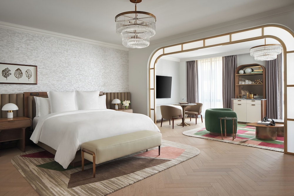Premier, Suite, King Bed, East Wing