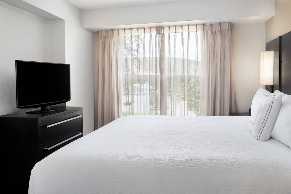 STUDIO, KING BED, SOFA, ACCESSIBLE
