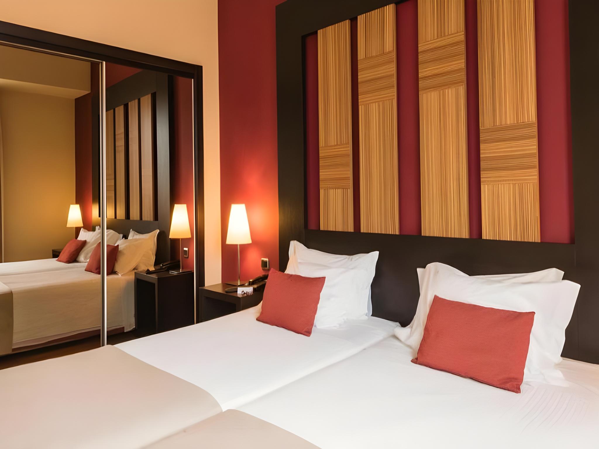 ROOM, TWIN BEDS, PANORAMIC VIEW