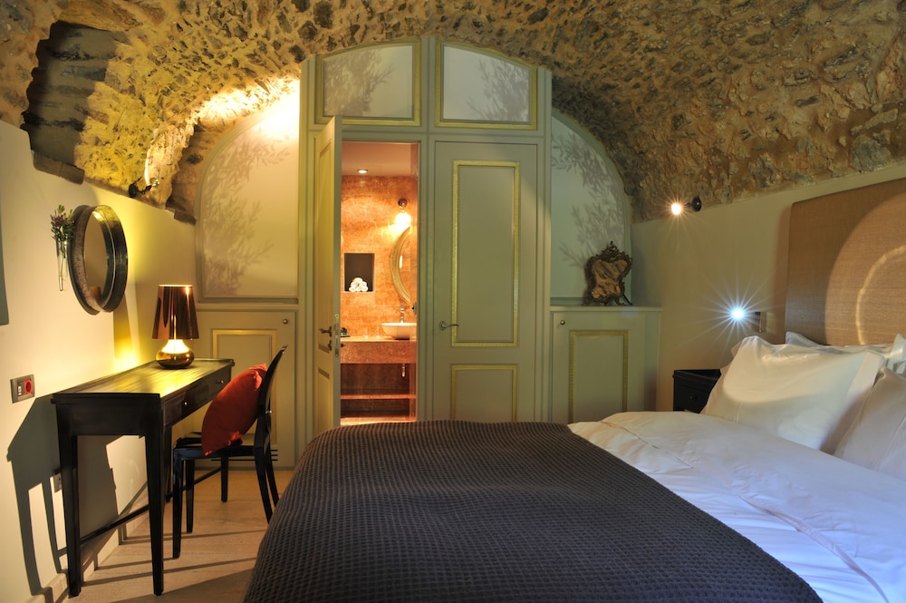 Kinsterna Hotel 11/47