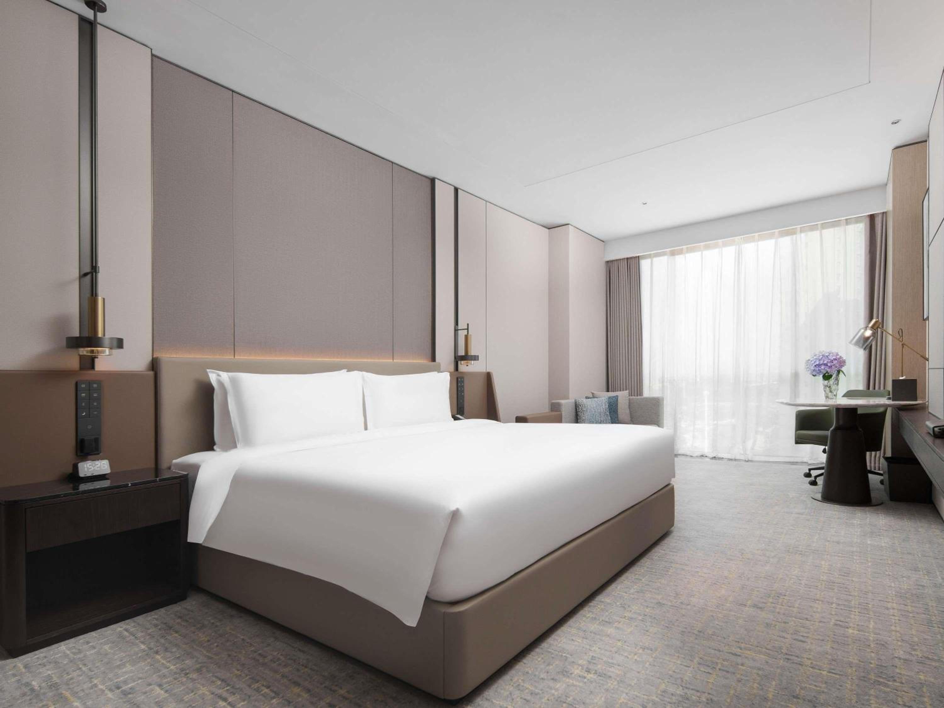 DELUXE, KING BED