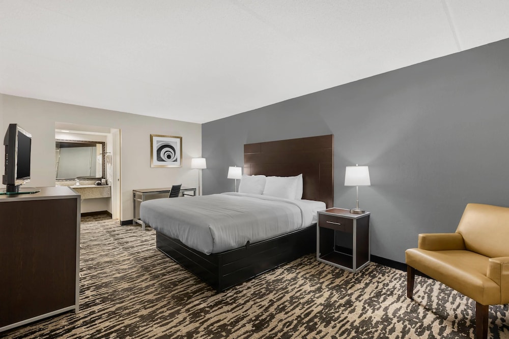 غرفة قياسية بسرير كينج للمدخنين، Quality Inn & Suites Easley - Greenville 6/8