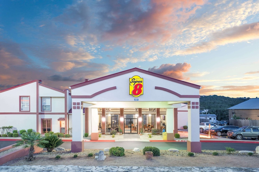 Super 8 By Wyndham Kerrville Tx 6/21