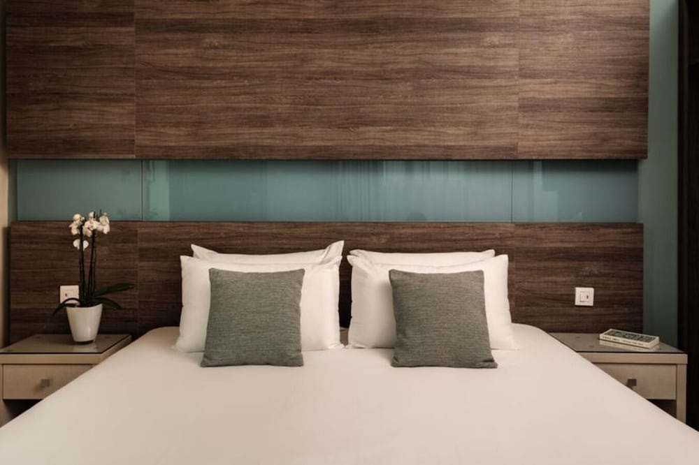 115 The Strand Hotel And Suites 45/49