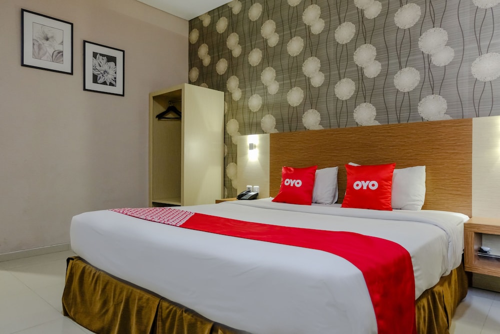 SUPER OYO Townhouse OAK Series Style Hotel Jember 8/21