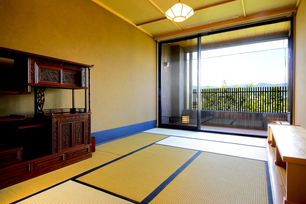 Japanese, 5 Futon Beds, Partial Outdoor Bath