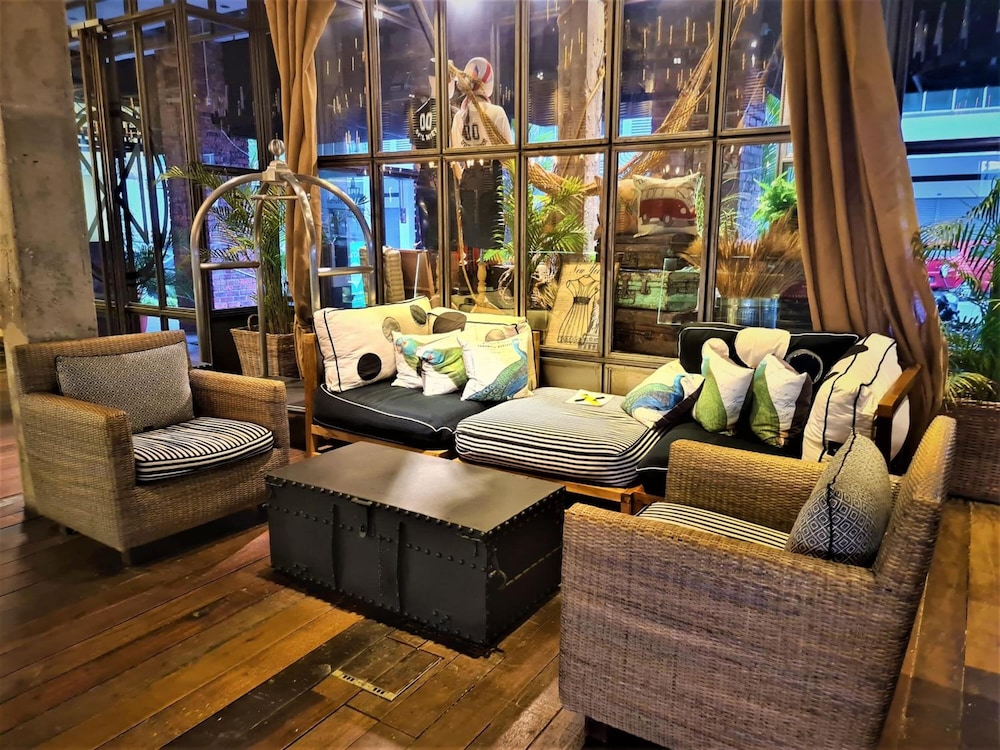 M Boutique Station 18 39/65
