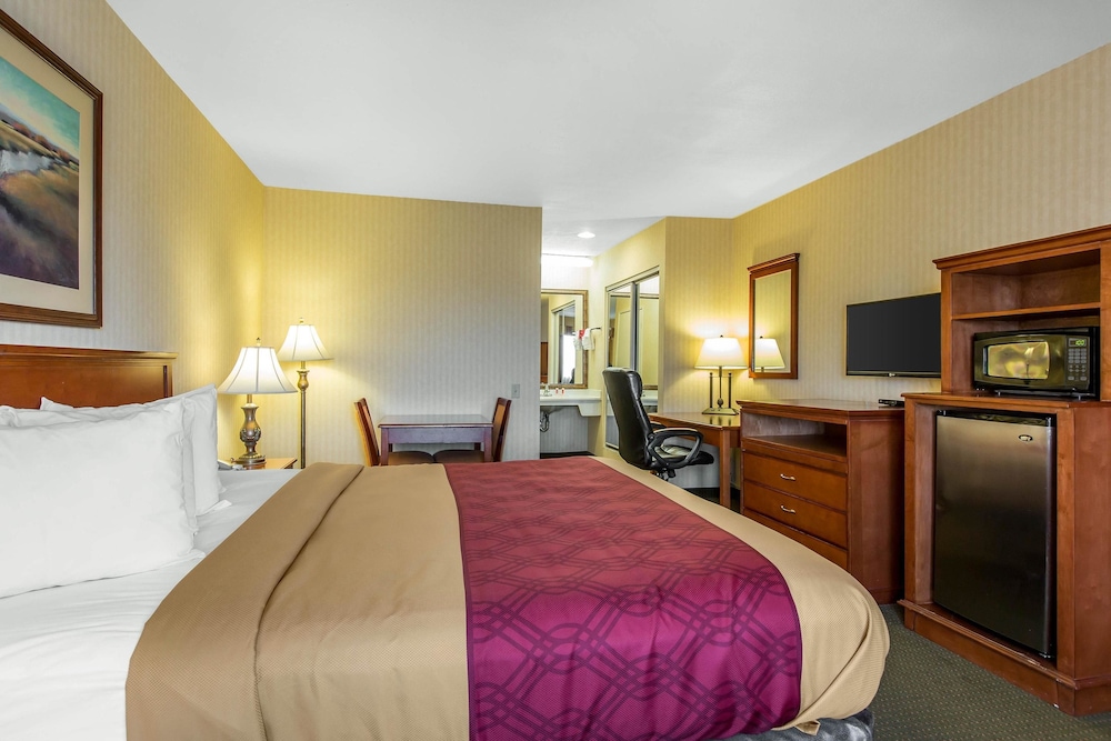 Econo Lodge Inn & Suites Riverside Corona 16/34