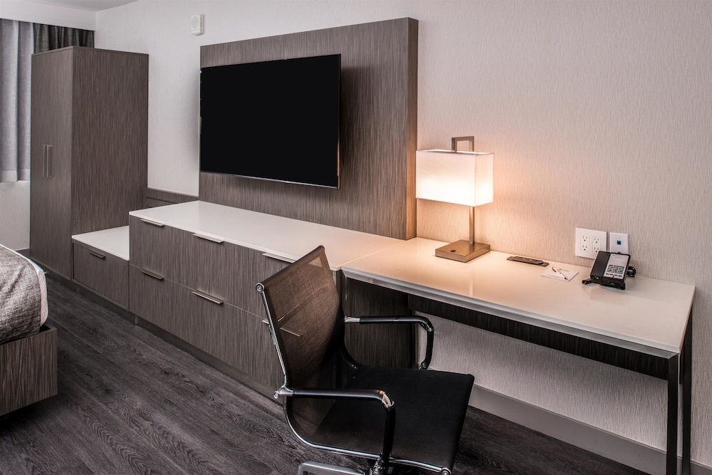 Best Western Plus Temecula Wine Country Hotel & Suites 33/34